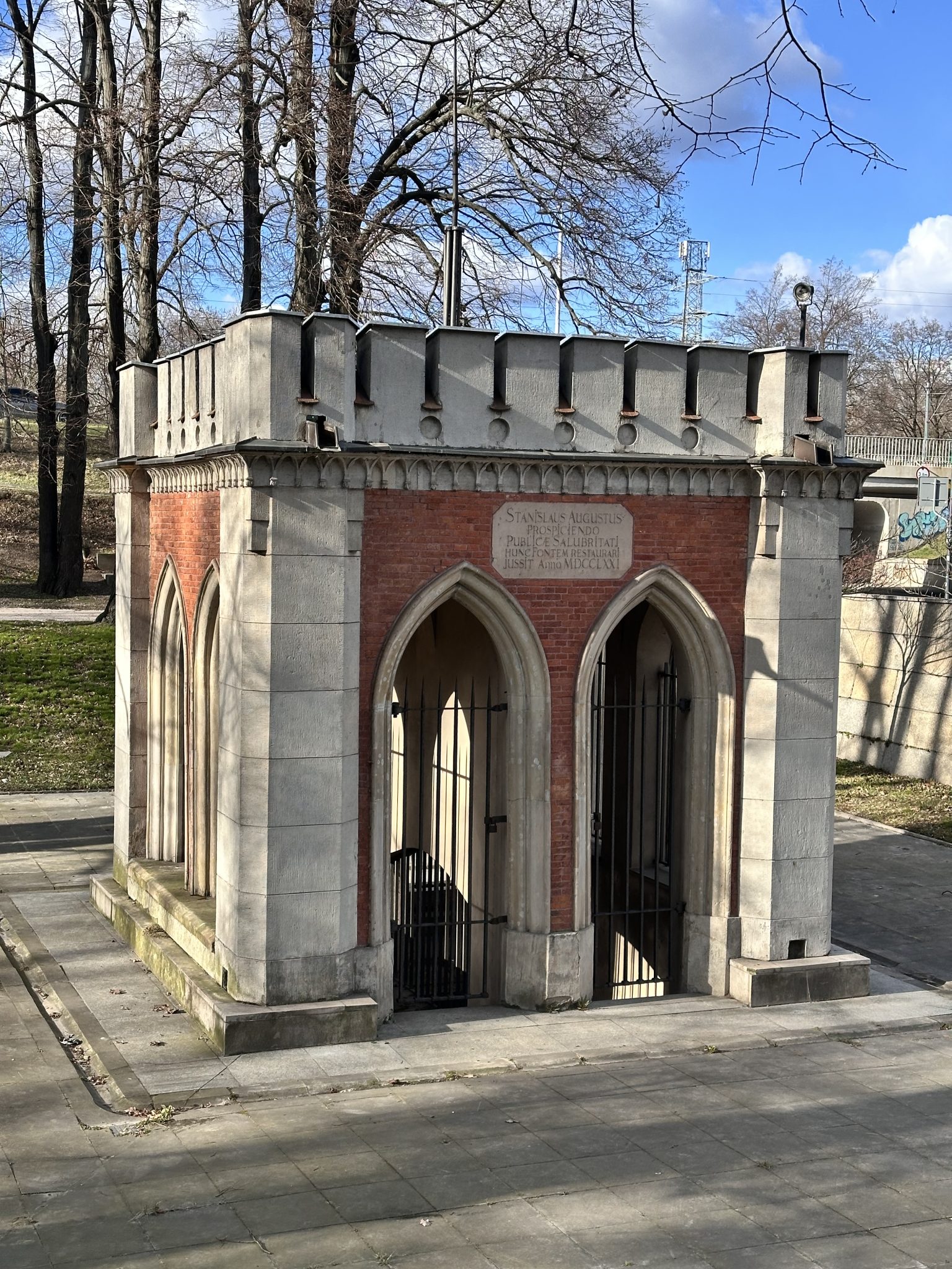 Exploring Warsaw on foot allows you to stumble upon marvelous monuments